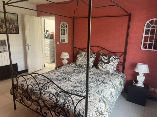 ein Schlafzimmer mit einem Bett mit einem Metalldach in der Unterkunft Hameau de la Jonquire 1, piscine in Lapeyrouse-Fossat