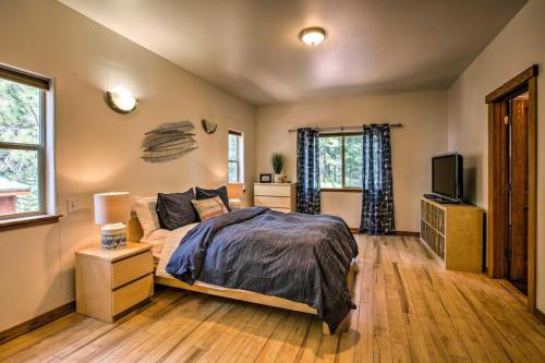 um quarto com uma cama e uma televisão de ecrã plano em Moosetrack by AvantStay Cozy Cabin In The Of Tahoe Donner w Hot Tub em Truckee