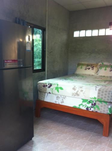 チェンダオにあるParadise Hillの窓付きの客室の小さなベッド1台分です。