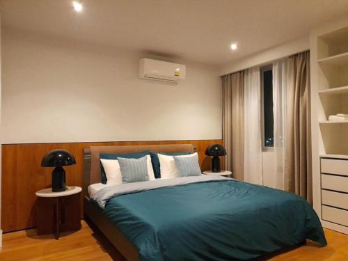 - une chambre avec un grand lit et une fenêtre dans l'établissement Waterfront Suites Phuket by Centara NEW, à Phuket