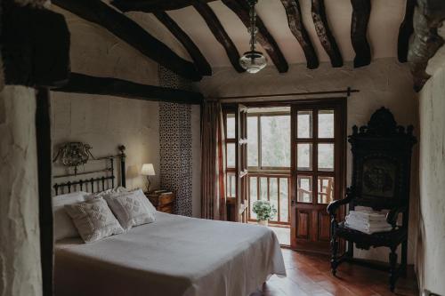 Un dormitorio con una cama grande y una ventana en Casa rural Villapajar, en Villasur de Herreros