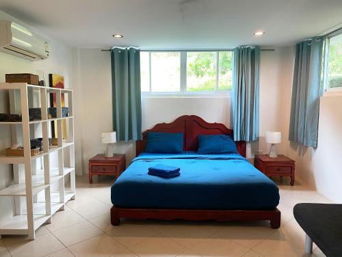 מיטה או מיטות בחדר ב-Kamala Heights Villa