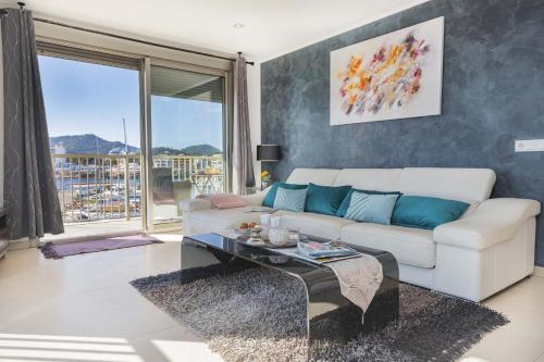a living room with a white couch and a table at Apartamento Bellavista Puerto 3 in Cala Ratjada