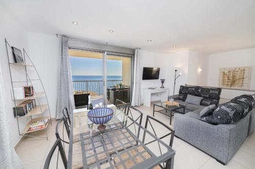 a living room with a couch and a table at Apartamento Bellavista Puerto 4B in Cala Ratjada