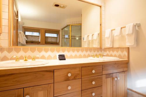 a bathroom with two sinks and a large mirror at Sugarloaf by AvantStay Telluride Home In Great Location Near the Slopes in Telluride