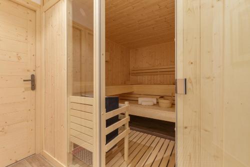 una sauna con scala in una cabina di legno di Chalets d'en haut - Bonheur - Happy Rentals a Chamonix-Mont-Blanc