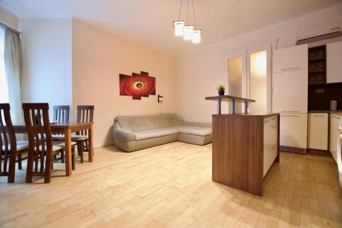 Standard Apartment by Hi5 - Dessewffy 2 bedroom 1066 Budapest, 30 Dessewffy utca kép - 3