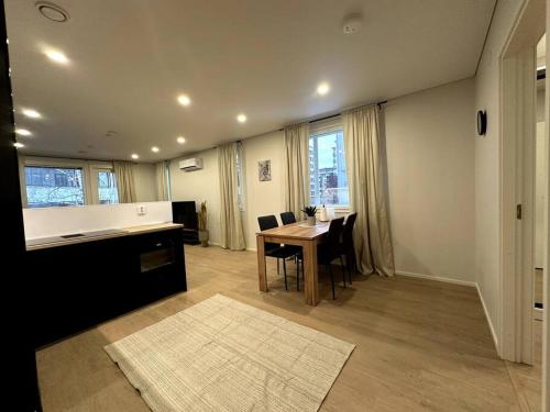 ein Wohnzimmer mit einem Tisch und Stühlen im Zimmer in der Unterkunft Kotimaailma Apartments #6 - Hieno ja tilava kaksio keskustassa in Seinäjoki