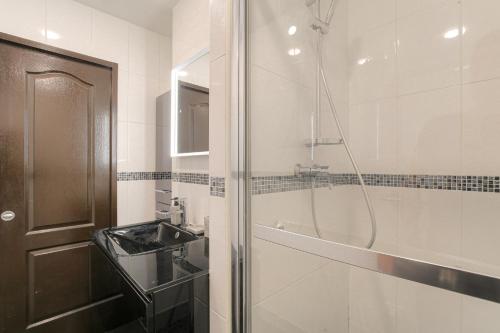 a bathroom with a shower and a sink at Duplex spacieux et design proche la Part-Dieu in Lyon
