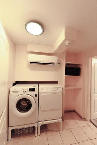 a laundry room with a washing machine and a light at 't Eekhoornnest in Soest