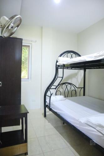 Una cama o camas en una habitación de Hidaway Resort