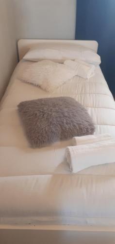 ナポリにあるNonna Anna Houseの白いベッド(グレーの毛布と枕付)