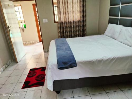 Katil atau katil-katil dalam bilik di SNORING INN Mtuba