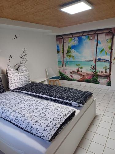 1 dormitorio con 1 cama con una pintura en la pared en Home Medau Spiga 