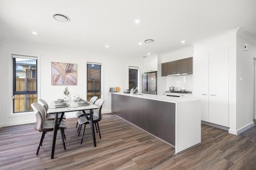 Dapur atau dapur kecil di Leppington 5Br house near Woolworths Tran station