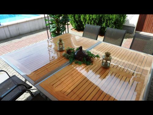 a wooden table with a teapot on top of it at Pension Münch "Am Anger" in Neuseußlitz