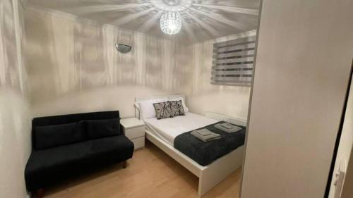 Postel nebo postele na pokoji v ubytování Entire 3 BR Home - Minutes to Emirates Stadium!