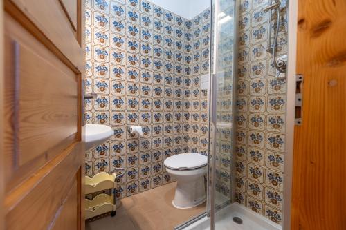 Un baño pequeño con inodoro y lavabo. en Black Lake Studios - Trepalle, en Livigno