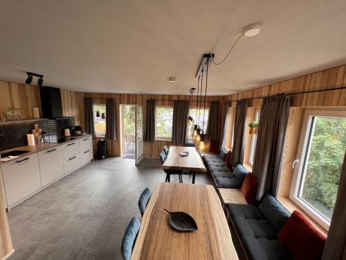 ein Wohnzimmer mit einem Tisch und einigen Stühlen in der Unterkunft Haus Bergquell App 4 in Willingen