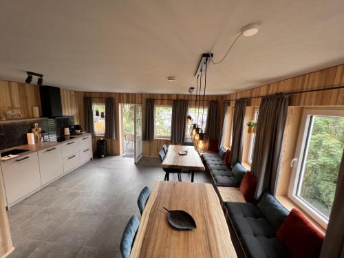 een woonkamer met een tafel en wat stoelen bij Haus Bergquell App 4 in Willingen