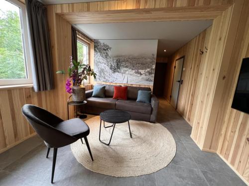 ein Wohnzimmer mit einem Sofa und einem Tisch in der Unterkunft Haus Bergquell App 4 in Willingen