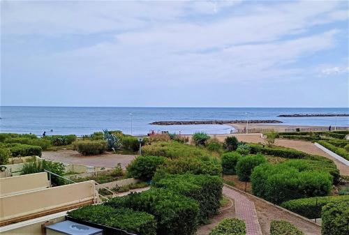 - une vue sur la plage depuis le balcon d'un bâtiment dans l'établissement Front de plage, à Palavas-les-Flots