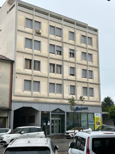 Το κτήριο όπου στεγάζεται  το διαμέρισμα
