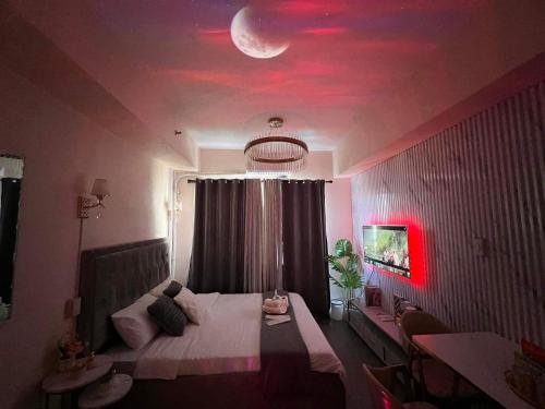 a bedroom with a bed with a moon on the ceiling at Grace Residences Elevate Escapes in Manila