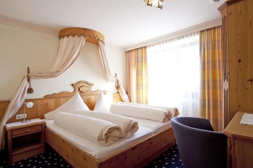 Postel nebo postele na pokoji v ubytování Sporthotel St. Anton