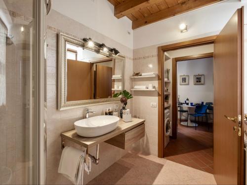 y baño con lavabo y espejo. en Xenia19 in pieno centro storico en Peschiera del Garda