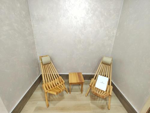 two chairs and a table in a room at Apartman Primus Zlatibor sa bazenom,spa&wellness centrom-Velika recepcija 125 in Zlatibor