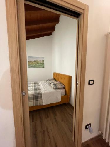 una camera con letto e specchio di La Maison de Sara a Pont-Saint-Martin