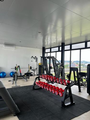ein Fitnessstudio mit einer roten Bank in der Mitte in der Unterkunft Unit B50-10 Pollux Habibie Luxury in Batam Center