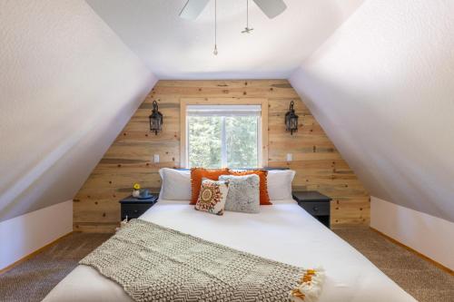 1 dormitorio con 1 cama blanca y paredes de madera en Sweet Pine by AvantStay Cozy Character Cottage in Tahoma, en Pomins