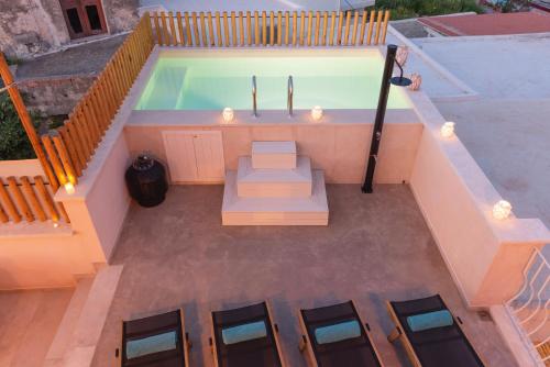 Výhled na bazén z ubytování La Mirage Villa Heated Pool nebo okolí
