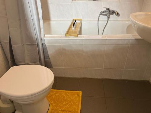 ein Badezimmer mit einem WC, einem Waschbecken und einer Badewanne in der Unterkunft Casa Estrella in Duisburg