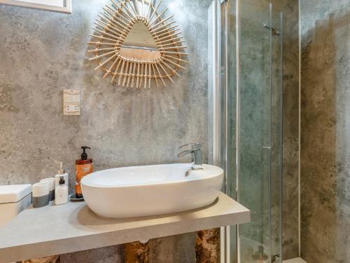 bagno con lavandino e specchio a parete di 1 Bed in Pitlochry 75678 a Pitlochry