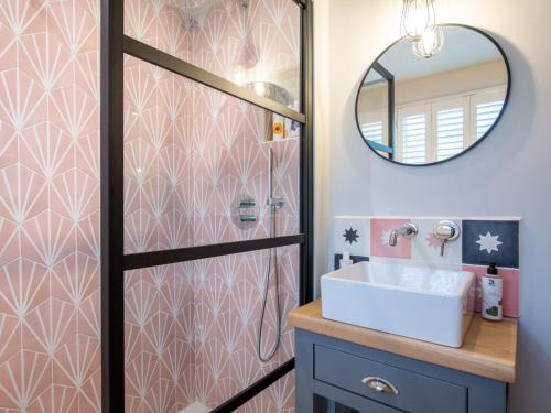 W łazience znajduje się umywalka i lustro. w obiekcie 2 Bed in Stratford upon Avon 77617 w mieście Wellesbourne Hastings