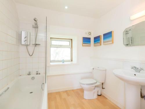 biała łazienka z toaletą i umywalką w obiekcie 2 Bed in Gairloch CA137 w mieście Big Sand