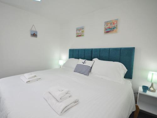 Postel nebo postele na pokoji v ubytování 2 bed in Brixham 75550