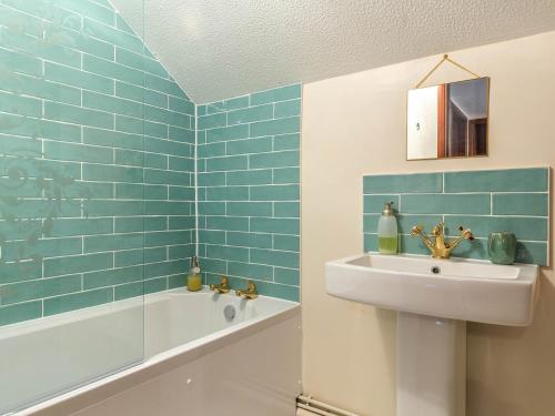 y baño con lavabo y bañera. en 2 Bed in South Molton 78303 en Kings Nympton