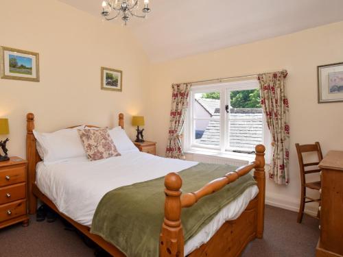 um quarto com uma cama e uma janela em 1 Bed in Wirksworth 78309 em Wirksworth