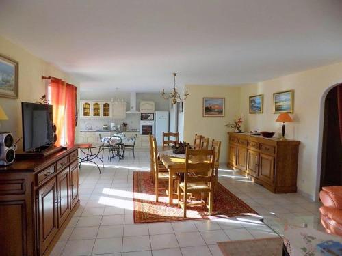 une cuisine et un salon avec une table et des chaises dans l'établissement St Palais sur Mer - BELLES PRESTATIONS pour CETTE MAISON INDIVIDUELLE, à Saint-Palais-sur-Mer
