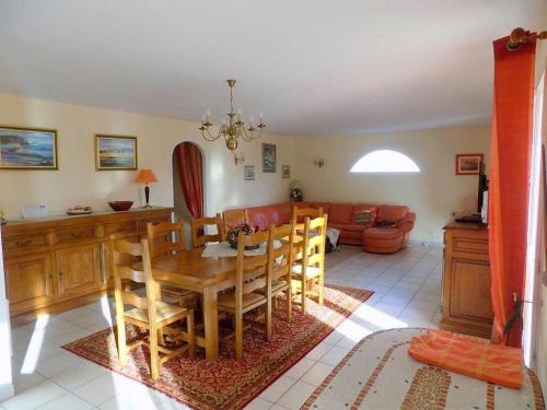 une salle à manger et un salon avec une table et des chaises dans l'établissement St Palais sur Mer - BELLES PRESTATIONS pour CETTE MAISON INDIVIDUELLE, à Saint-Palais-sur-Mer