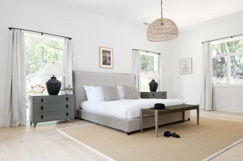 1 dormitorio blanco con 1 cama y 2 ventanas en Chardonnay by AvantStay Modern Private Haven in Sonoma Infinity Pool w Valley Views, en Sonoma