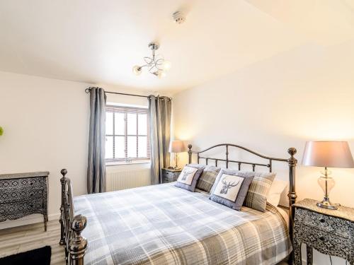 1 dormitorio con cama y ventana en 2 Bed in Filey 79279 en Wold Newton