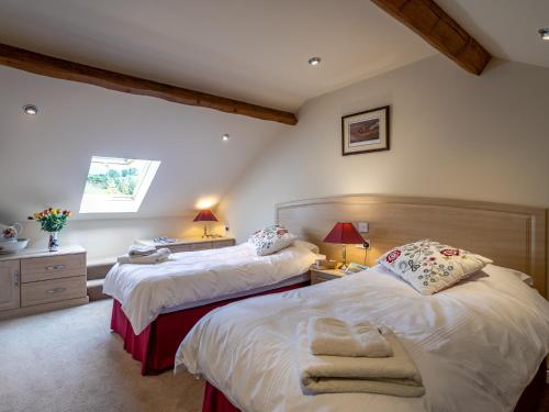 1 dormitorio con 2 camas y ventana en 2 Bed in Harrogate 79165, en Weeton