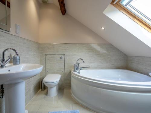 Kúpeľňa v ubytovaní 2 Bed in Harrogate 79165
