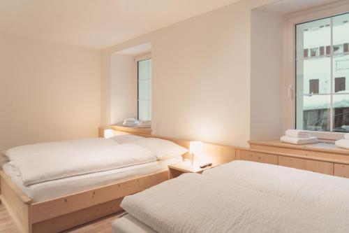 1 dormitorio con 2 camas y ventana en Brocco e Posta Lodge, en San Bernardino