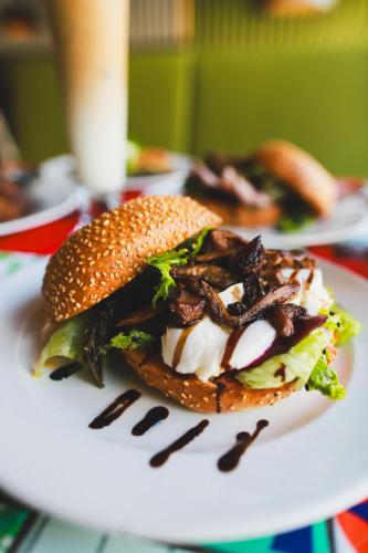 Mad på lejlighedshotellet eller i nærheden